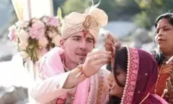 सात समंदर पार कर आए दूल्हे ने प्रेमिका संग गंगा किनारे लिए सात फेरे