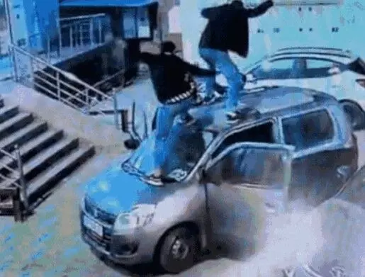 एसएसपी दफ्तर के पास दारूबाजों का धमाल- कार की छत पर डांस