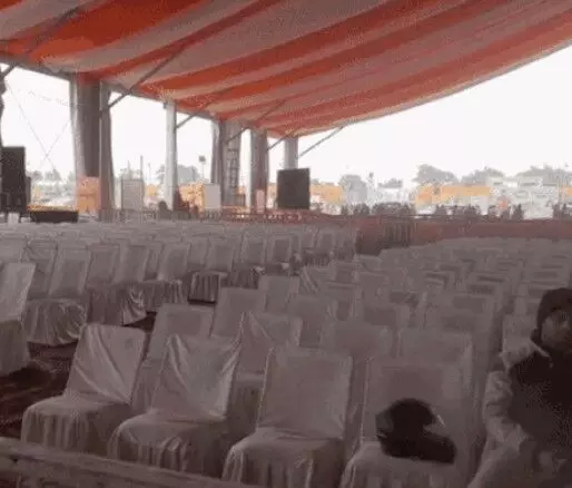 खाली कुर्सियां देखकर बिफरे पर्यटन मंत्री- मंच से अफसरों को लगाई लताड