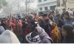 स्कूल के सामने खड़े व्यक्ति को बम से उडाया- लोगों में फैली दहशत