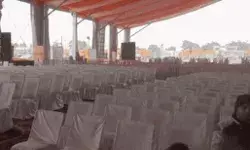 खाली कुर्सियां देखकर बिफरे पर्यटन मंत्री- मंच से अफसरों को लगाई लताड