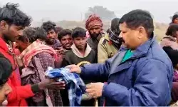 ईट भट्टा मजदूरों के बीच पहुंचे आईपीएस ने रोकी गाड़ी और मजदूरों को....