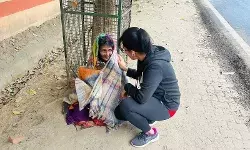 मॉर्निंग वॉक पर निकली कमिश्नर बनी ठिठुरती बुजुर्ग महिला का सहारा मॉर्निंग वॉक पर निकली कमिश्नर बनी ठिठुरती बुजुर्ग महिला का सहारा