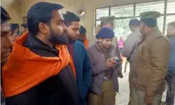 गोकशी को लेकर हुआ हंगामा- इंस्पेक्टर का किया घेराव गोकशी को लेकर हुआ हंगामा- इंस्पेक्टर का किया घेराव