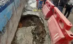 आई दरार और देखते ही देखते जमीन में समा गई सड़क- रूट डायवर्ट आई दरार और देखते ही देखते जमीन में समा गई सड़क- रूट डायवर्ट