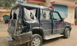 तेज रफ्तार वाहन की टक्कर से हवा में उड़ी पुलिस की कार- पहुंची डिवाईडर..