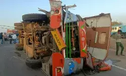 हाईवे पर तेज रफ्तार ट्रक से टकराई बस- 10 लोगों की मौत, अनेक घायल हाईवे पर तेज रफ्तार ट्रक से टकराई बस- 10 लोगों की मौत, अनेक घायल