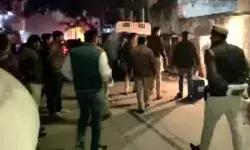 छापेमारी के दौरान घर के भीतर से हैंड ग्रेनेड बरामद- मिले खून के निशान छापेमारी के दौरान घर के भीतर से हैंड ग्रेनेड बरामद- मिले खून के निशान