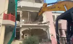 पेपर लीक मामले के मास्टरमाइंड के मकान पर गरज रहा बुलडोजर- कर रहा.... पेपर लीक मामले के मास्टरमाइंड के मकान पर गरज रहा बुलडोजर- कर रहा....