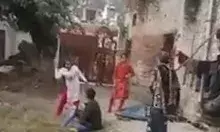 नशे में टल्ली होकर घर पहुंचे पति की पत्नी ने ली जब डंडे से खबर तो नशा..