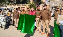 बाईक स्कूटी रैली को रवाना कर एएसपी ने पढाया यातायात नियमों का पाठ बाईक स्कूटी रैली को रवाना कर एएसपी ने पढाया यातायात नियमों का पाठ
