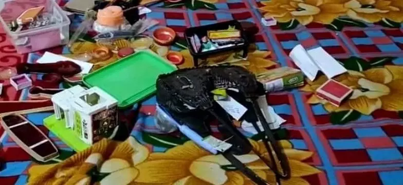 हथियारों के दम पर परिजनों को बंधक बनाकर लाखों की डकैती हथियारों के दम पर परिजनों को बंधक बनाकर लाखों की डकैती