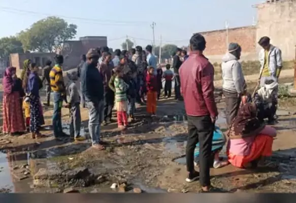 गड्ढे में गिरी समाज सेविका तो वही बैठ गई धरने पर- बोली जब हम..