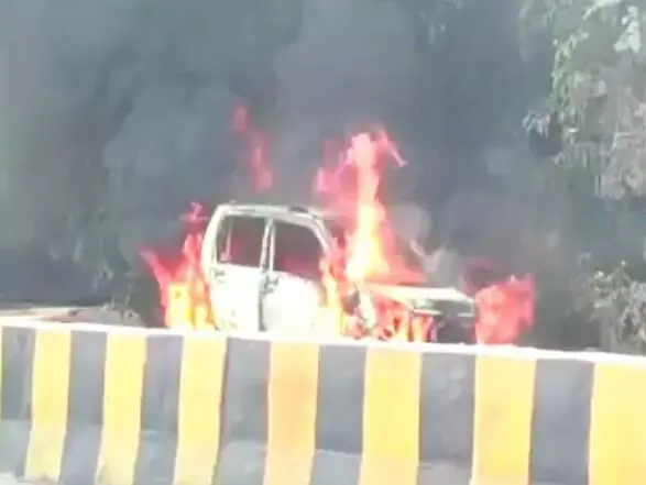 आग लगते ही कार को छोड़कर मौके से भागा मालिक-जांच में जुटी पुलिस आग लगते ही कार को छोड़कर मौके से भागा मालिक-जांच में जुटी पुलिस