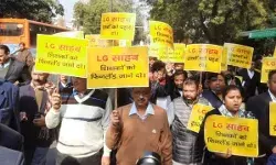 विधानसभा की कार्यवाही स्थगित- आप का एलजी के घर की तरफ मार्च विधानसभा की कार्यवाही स्थगित- आप का एलजी के घर की तरफ मार्च