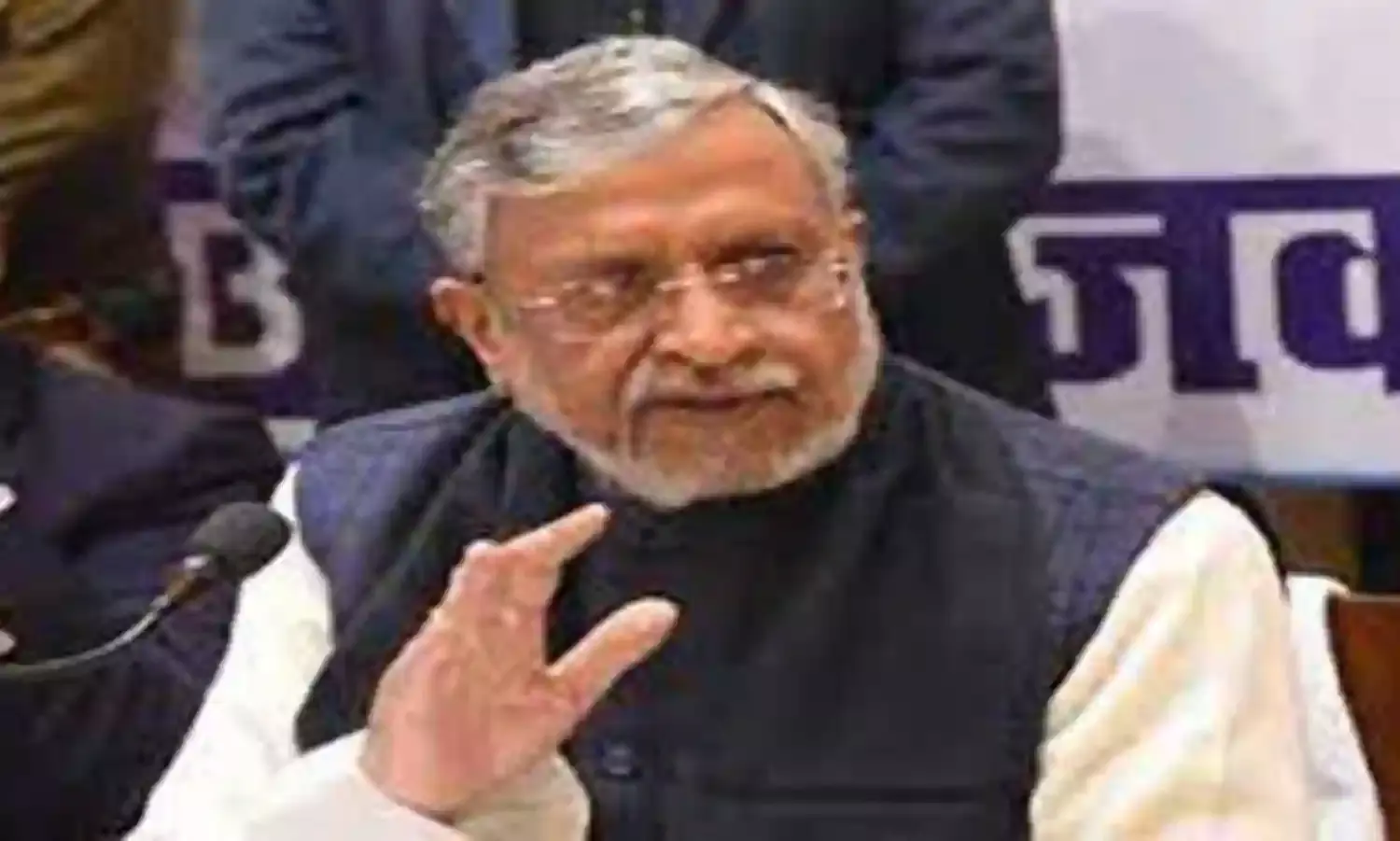 मंत्री को बर्खास्त कराने के बजाय उन्हें बचा रहे हैं डिप्टी CM - सासंद