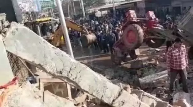 जेसीबी की टक्कर से भरभराकर गिरा शिव मंदिर- महिला की हुई मौत जेसीबी की टक्कर से भरभराकर गिरा शिव मंदिर- महिला की हुई मौत