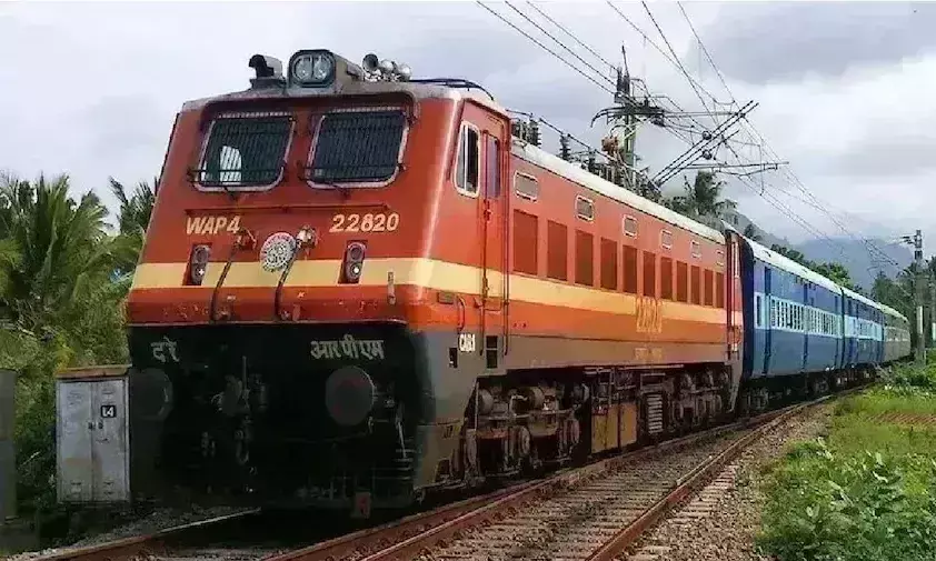 स्टेशनों पर चल रहे इंटरलाकिंग के कारण चार ट्रेनों का बदला रास्ता स्टेशनों पर चल रहे इंटरलाकिंग के कारण चार ट्रेनों का बदला रास्ता