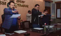 हस्ताक्षर अभियान की हुई शुरूआत- जिलाधिकारी ने दिलाई शपथ हस्ताक्षर अभियान की हुई शुरूआत- जिलाधिकारी ने दिलाई शपथ