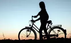 साइकिल पर प्रेमी से मिलने जा रही लड़की कर बैठी यह गलती और फिर.... साइकिल पर प्रेमी से मिलने जा रही लड़की कर बैठी यह गलती और फिर....