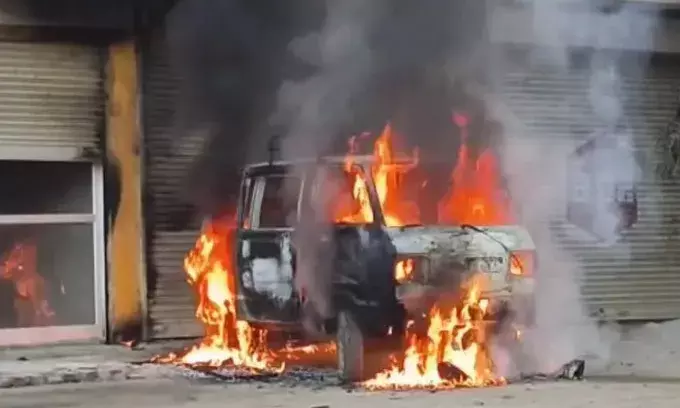 रिफलिंग करते समय वैन बनी आग का गोला- बाल बाल बच्चे दुकानदार
