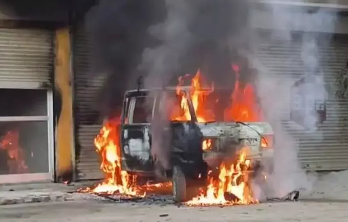 रिफलिंग करते समय वैन बनी आग का गोला- बाल बाल बच्चे दुकानदार