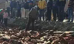 दीवार गिरने से एक ही परिवार के तीन सदस्यों की मौत- कई बच्चे घायल