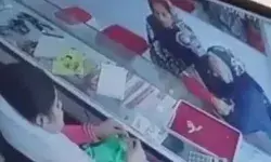 सोना खरीदने पहुंची महिलाओं ने दिखाई हाथ की सफाई और ले उड़ी... सोना खरीदने पहुंची महिलाओं ने दिखाई हाथ की सफाई और ले उड़ी...