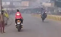 भरे बाजार दौड़ाई फुल स्पीड बाइक- उठा दिये पहिए- अब ढूंढ रही पुलिस भरे बाजार दौड़ाई फुल स्पीड बाइक- उठा दिये पहिए- अब ढूंढ रही पुलिस