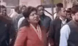 एसडीएम के सामने कानूनगो के मुंशी ने डाला पेट्रोल- लगाई खुद को आग एसडीएम के सामने कानूनगो के मुंशी ने डाला पेट्रोल- लगाई खुद को आग