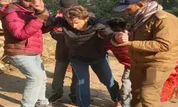 अर्धनग्न हालत में ठंड से सिकुड़ा विदेशी सैलानी- पुलिस ने पहनाए कपड़े अर्धनग्न हालत में ठंड से सिकुड़ा विदेशी सैलानी- पुलिस ने पहनाए कपड़े