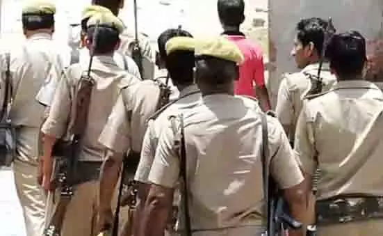 हथियार तस्कर को पकड़ने गई पुलिस पर हमला- भागकर बची जान