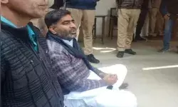 कमिश्नर ने समस्याओं पर नही दिखाई गंभीरता- अतुल प्रधान बैठे धरने पर कमिश्नर ने समस्याओं पर नही दिखाई गंभीरता- अतुल प्रधान बैठे धरने पर