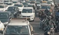 नोएडा दिल्ली बॉर्डर पर लगा जाम- पैदल चलने की भी नहीं जगह नोएडा दिल्ली बॉर्डर पर लगा जाम- पैदल चलने की भी नहीं जगह