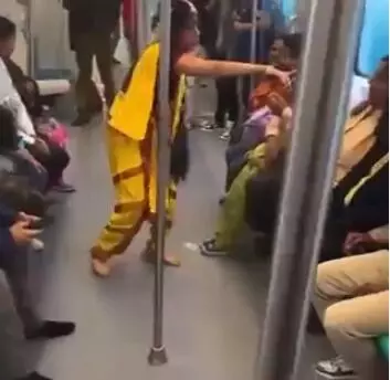 मेट्रो में घुसी भूल भुलैया की मंजूलिका को देख यात्रियों की सिट्टी गुम