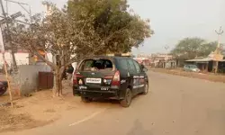 पुलिस की गाड़ी पर हमला- पीआरवी के तोड़े शीशे- बाल बाल बचे...