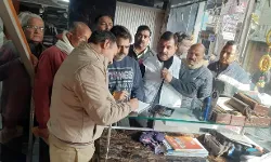 दीवार फाड़कर घुसे बदमाश- सर्राफ की दुकान से ले गए लाखों का माल दीवार फाड़कर घुसे बदमाश- सर्राफ की दुकान से ले गए लाखों का माल