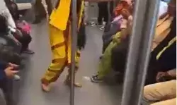 मेट्रो में घुसी भूल भुलैया की मंजूलिका को देख यात्रियों की सिट्टी गुम मेट्रो में घुसी भूल भुलैया की मंजूलिका को देख यात्रियों की सिट्टी गुम