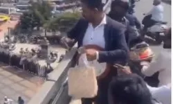 फ्लाईओवर से पत्तों की तरह हुई रुपयों की बरसात- भीड़ ने लूटे नोट फ्लाईओवर से पत्तों की तरह हुई रुपयों की बरसात- भीड़ ने लूटे नोट