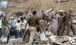 खुदाई के समय भरभराकर गिरे 4 मकान- 1 बच्ची की मौत- रेस्क्यू जारी