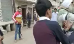 आजादी के जश्न के बाद छात्रों के दो गुटों में बवाल- सड़क पर मची भगदड़ आजादी के जश्न के बाद छात्रों के दो गुटों में बवाल- सड़क पर मची भगदड़