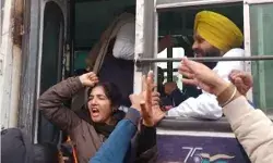 झंडा फहराने पहुंचे मंत्री का विरोध- महिला ने जमकर सुनाई खरी खरी झंडा फहराने पहुंचे मंत्री का विरोध- महिला ने जमकर सुनाई खरी खरी