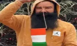 खड़ा हुआ विवाद- राम रहीम ने दिखाई तिरंगा बोतल और धड़ाम से फेंकी नीचे खड़ा हुआ विवाद- राम रहीम ने दिखाई तिरंगा बोतल और धड़ाम से फेंकी नीचे