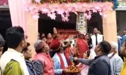 विदाई होने से पहले दूल्हा दुल्हन ने बारातियों संग फहराया राष्ट्रीय ध्वज विदाई होने से पहले दूल्हा दुल्हन ने बारातियों संग फहराया राष्ट्रीय ध्वज