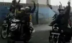 गणतंत्र दिवस का खुमार- एक बाइक पर चार सवार- निकाली रैली गणतंत्र दिवस का खुमार- एक बाइक पर चार सवार- निकाली रैली