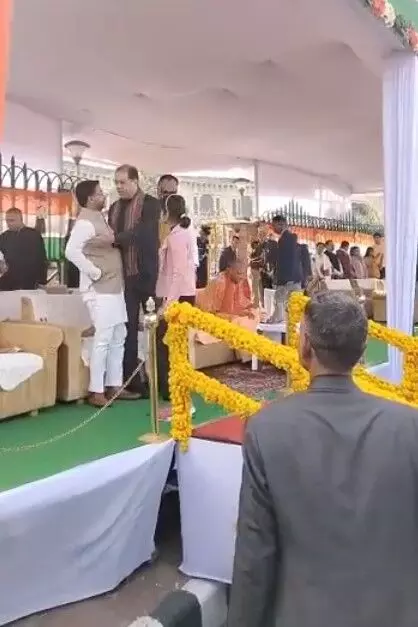 डिप्टी CM की बगल में बैठने को मौजूदा मंत्री व पूर्व मंत्री के बीच होड़
