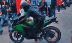 आजादी के जश्न के मौके पर तिरंगे के साथ बाइक से स्टंट- एक अरेस्ट आजादी के जश्न के मौके पर तिरंगे के साथ बाइक से स्टंट- एक अरेस्ट