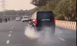 गजब- कार लहराकर सड़क पर किया स्टंट- टायरों से निकाला धुआं