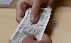 रिश्वत लेने के आरोप में दो पुलिसकर्मियों समेत इतने कर्मचारी गिरफ्तार रिश्वत लेने के आरोप में दो पुलिसकर्मियों समेत इतने कर्मचारी गिरफ्तार