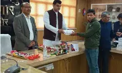 सरकार ने बांटे टेबलेट व चेक- खुशी से उछल पड़े छात्र- छात्राएं